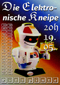 Flyer für die elektronische Kneipe; Ein lächelnder weißer Roboter mit Getränken auf einem Tablett ist eingerahmt von dem Titel der Veranstaltung, der Uhrzeit und dem Datum. Der Ort und die DJs sind in kleinen Buchstabensymbolen zu erahnen.